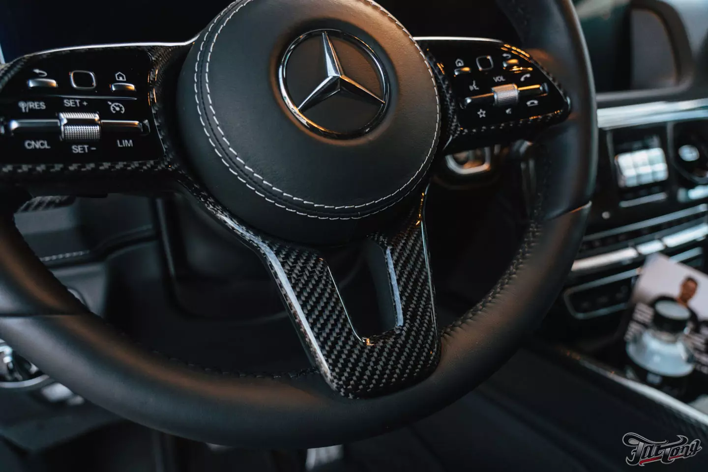 Побортная стереосистема с двумя усилителями на Mercedes G-class. Карбон в салоне. Полировка и керамика кузова, оклейка лобового стекла